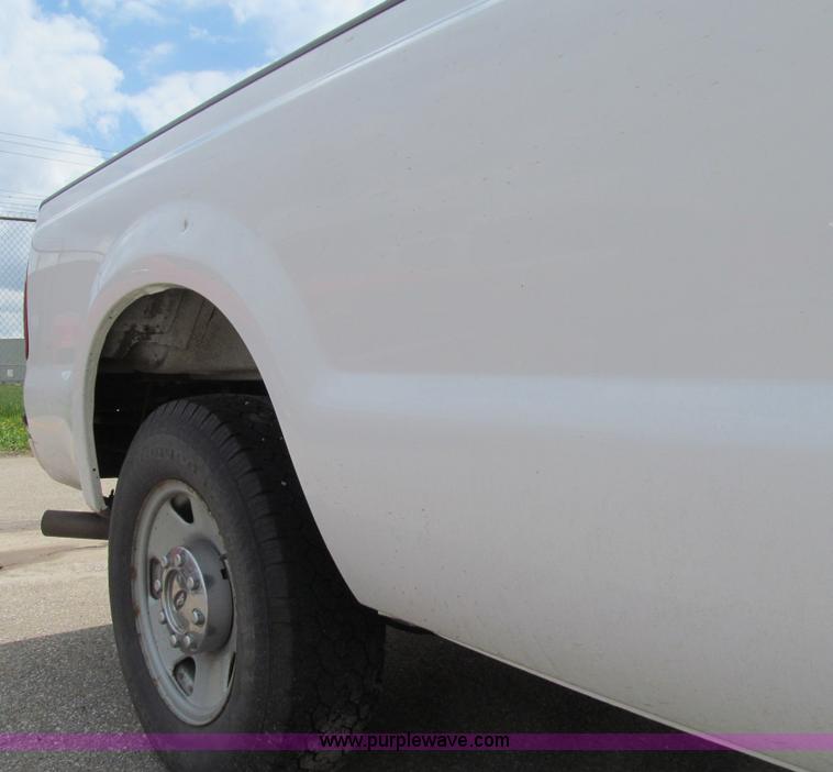 image for item E4893 2005 Ford F250 Super Duty XL SuperCab pickup truck
