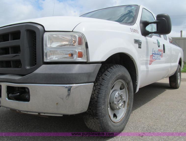 image for item E4893 2005 Ford F250 Super Duty XL SuperCab pickup truck