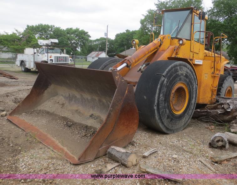 image for item F6970 1981 John Deere JD844 wheel loader