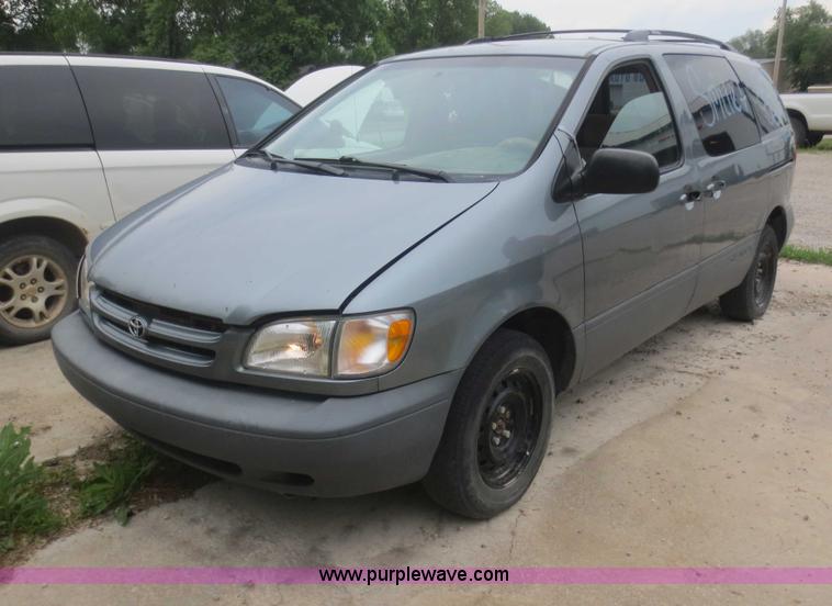 2000 Toyota Sienna van in Fredonia, KS | Item F6994 sold | Purple Wave