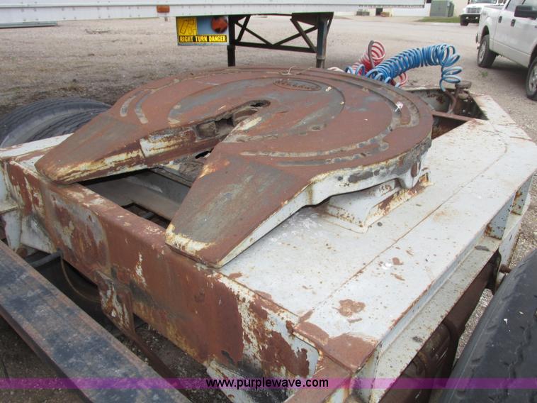 image for item F7389 1987 Fruehauf fifth wheel dolly