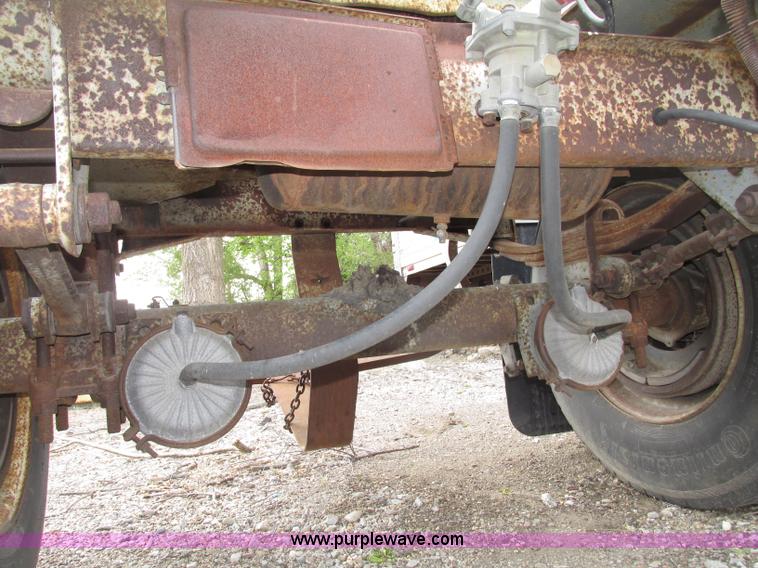 image for item F7389 1987 Fruehauf fifth wheel dolly