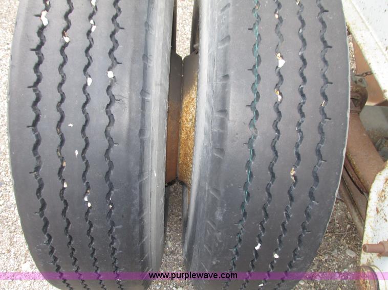 image for item F7389 1987 Fruehauf fifth wheel dolly