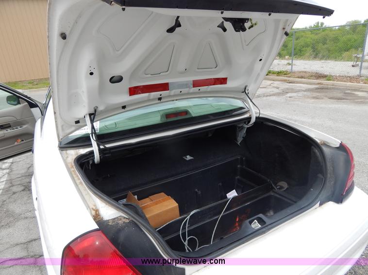 image for item H3375 2006 Ford Crown Victoria Police Interceptor