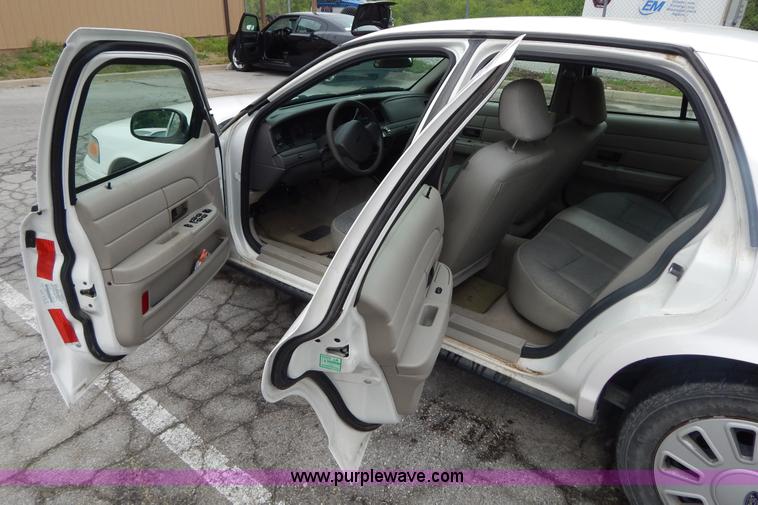 image for item H3375 2006 Ford Crown Victoria Police Interceptor