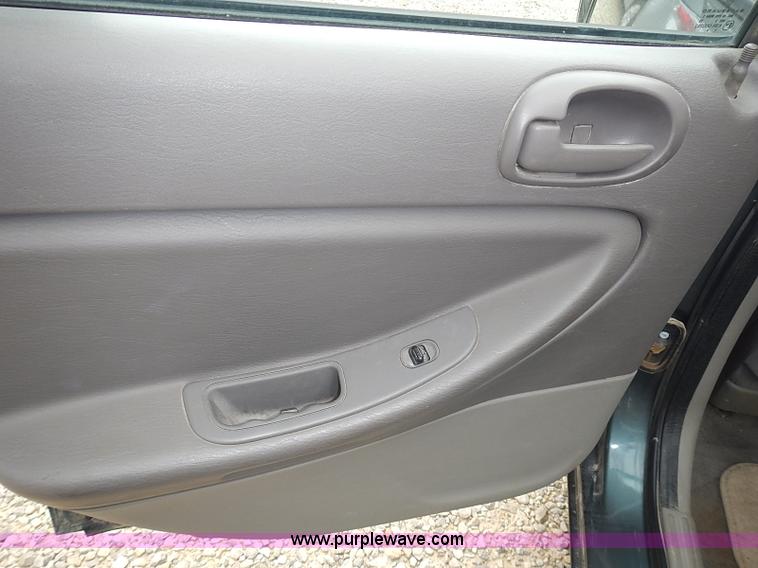 image for item I3635 2004 Dodge Stratus SE