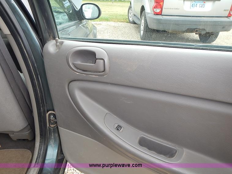 image for item I3635 2004 Dodge Stratus SE