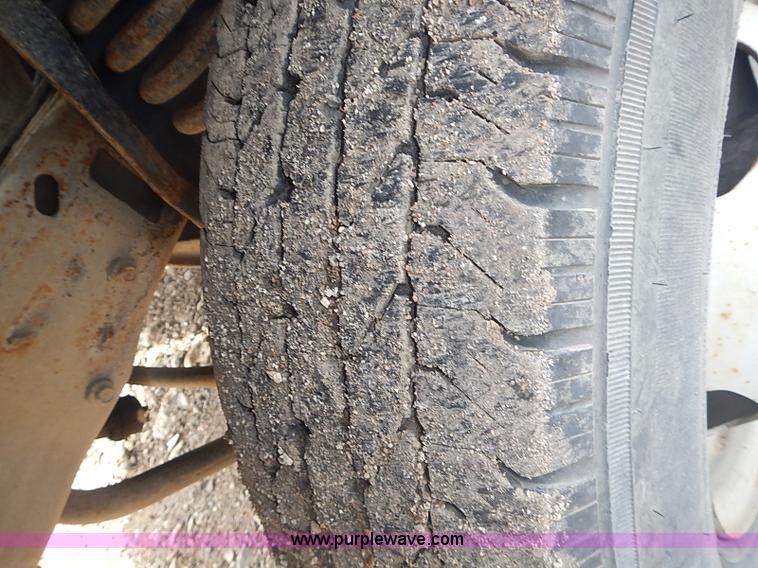 image for item I3672 2000 Ford F350 Super Duty XL utility truck