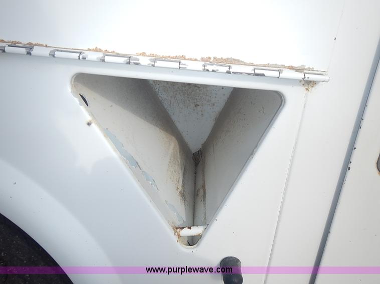 image for item I3672 2000 Ford F350 Super Duty XL utility truck