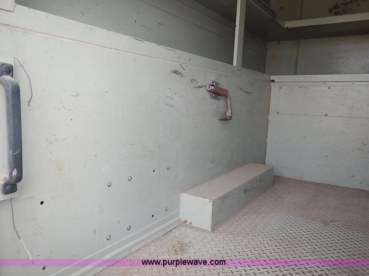 image for item I3672 2000 Ford F350 Super Duty XL utility truck