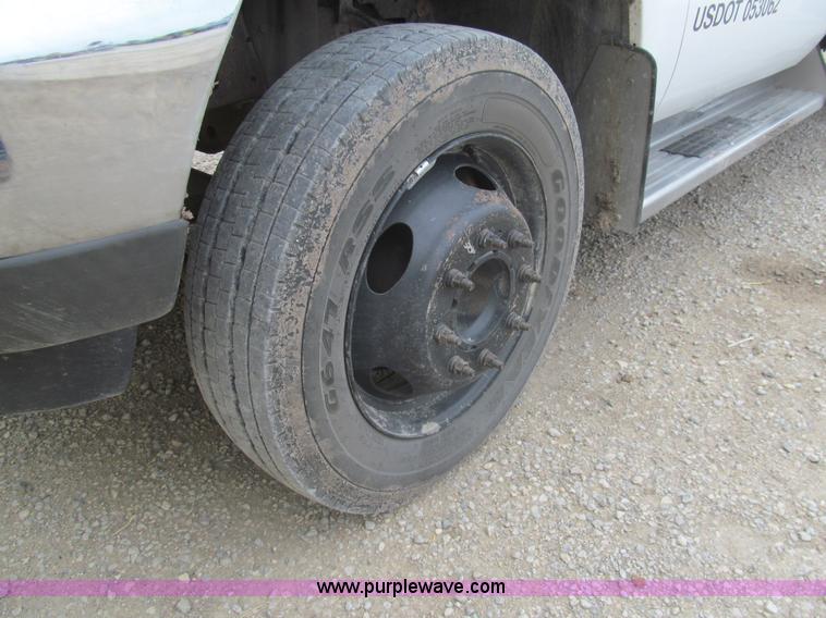 image for item I7012 2001 Ford F450 Super Duty service truck