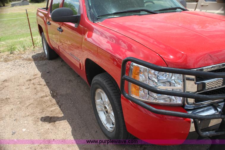 image for item I7423 2007 Chevrolet Silverado 1500 Z71 Crew Cab pickup truck