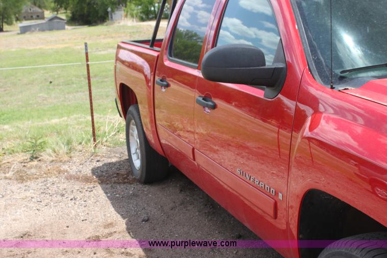 image for item I7423 2007 Chevrolet Silverado 1500 Z71 Crew Cab pickup truck