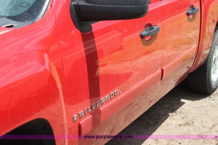 image for item I7423 2007 Chevrolet Silverado 1500 Z71 Crew Cab pickup truck