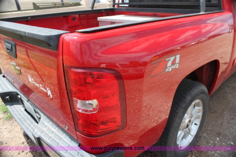 image for item I7423 2007 Chevrolet Silverado 1500 Z71 Crew Cab pickup truck