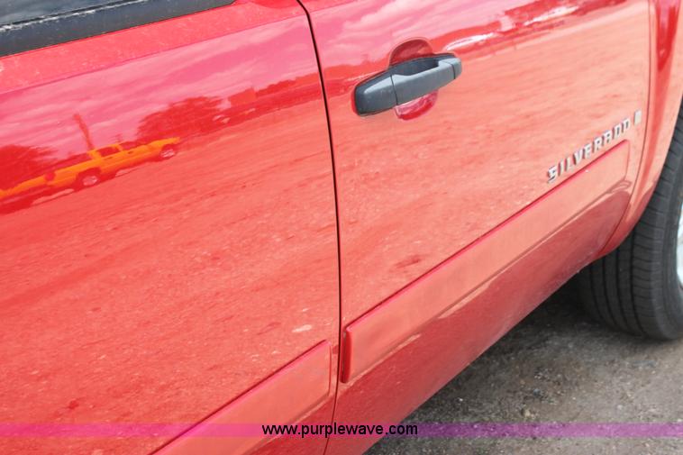 image for item I7423 2007 Chevrolet Silverado 1500 Z71 Crew Cab pickup truck