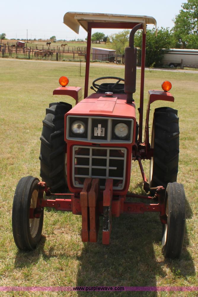 image for item I7461 1981 International 284 tractor