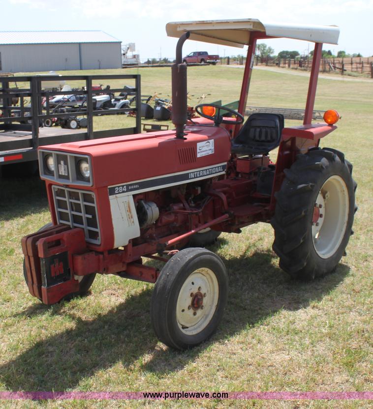image for item I7461 1981 International 284 tractor