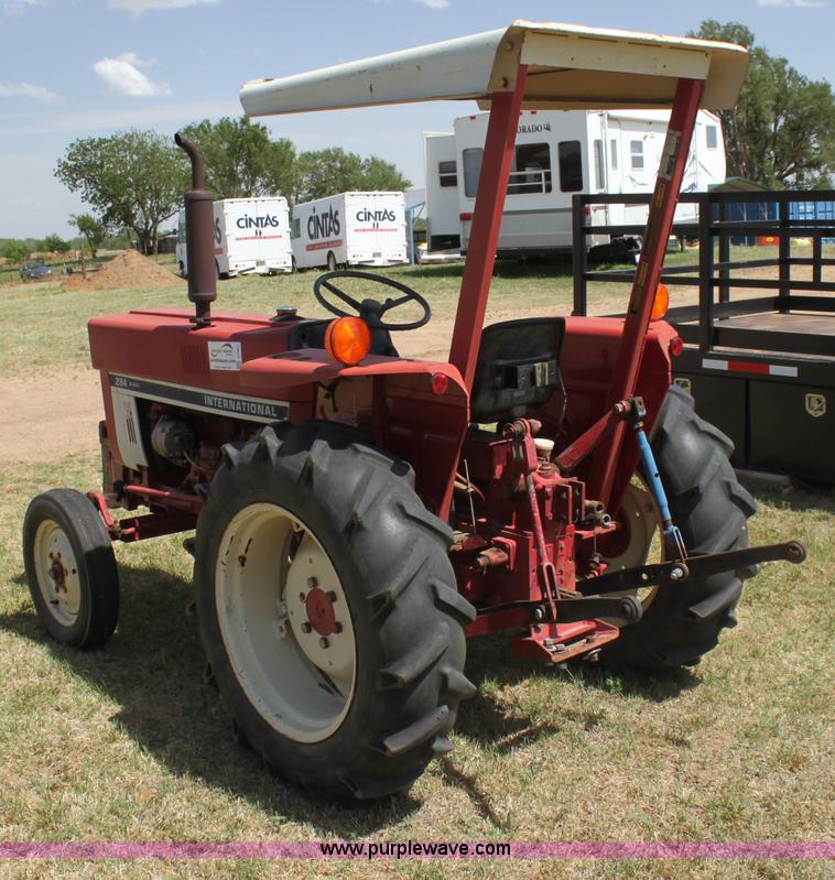 image for item I7461 1981 International 284 tractor