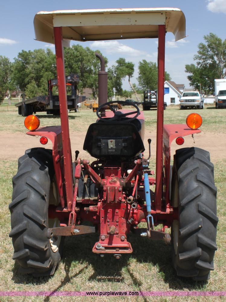 image for item I7461 1981 International 284 tractor
