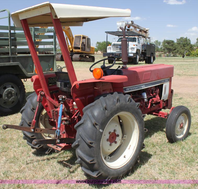 image for item I7461 1981 International 284 tractor