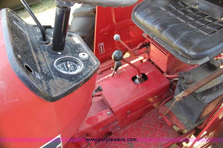 image for item I7461 1981 International 284 tractor
