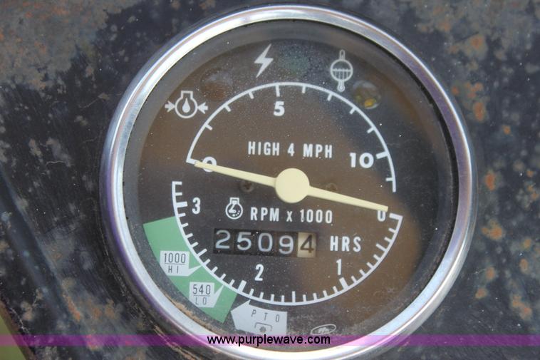 image for item I7461 1981 International 284 tractor