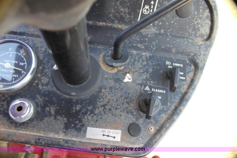 image for item I7461 1981 International 284 tractor