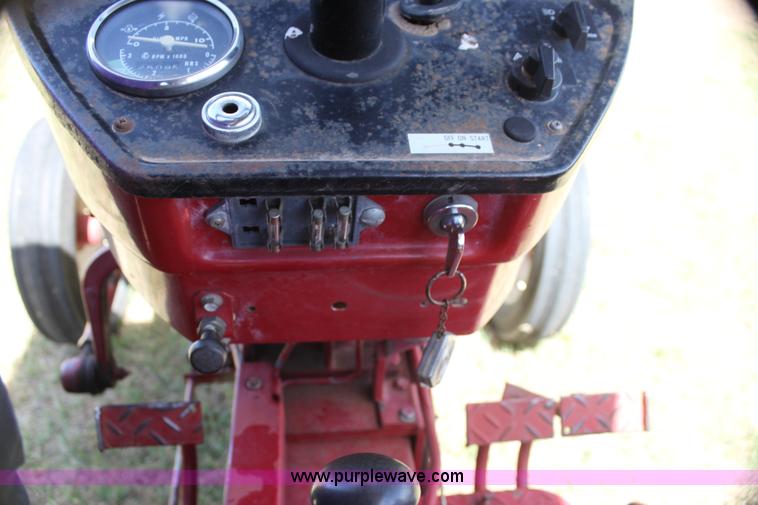 image for item I7461 1981 International 284 tractor