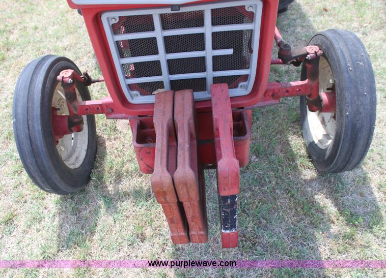 image for item I7461 1981 International 284 tractor