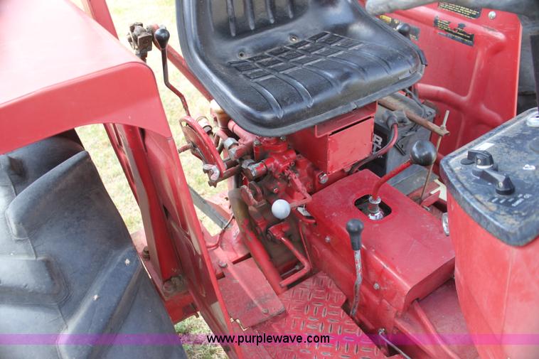 image for item I7461 1981 International 284 tractor