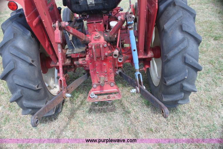 image for item I7461 1981 International 284 tractor