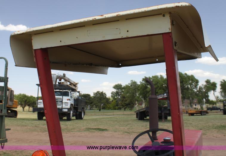 image for item I7461 1981 International 284 tractor