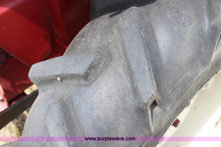 image for item I7461 1981 International 284 tractor