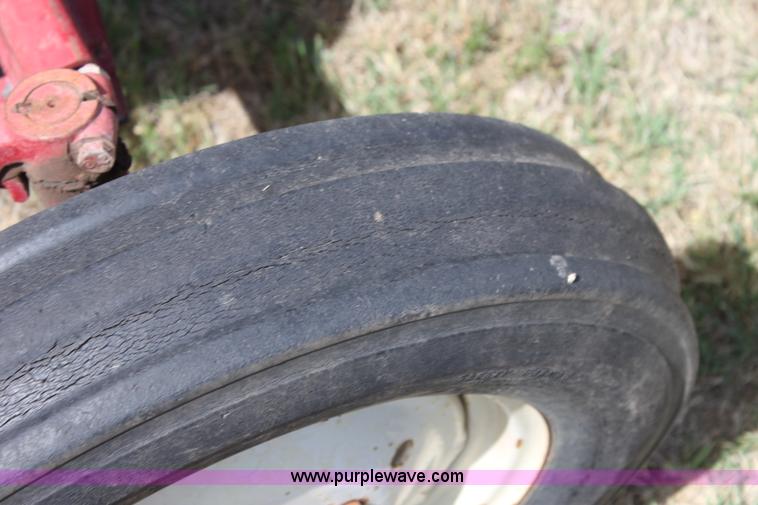 image for item I7461 1981 International 284 tractor