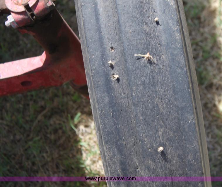 image for item I7461 1981 International 284 tractor