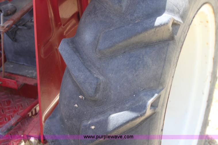 image for item I7461 1981 International 284 tractor