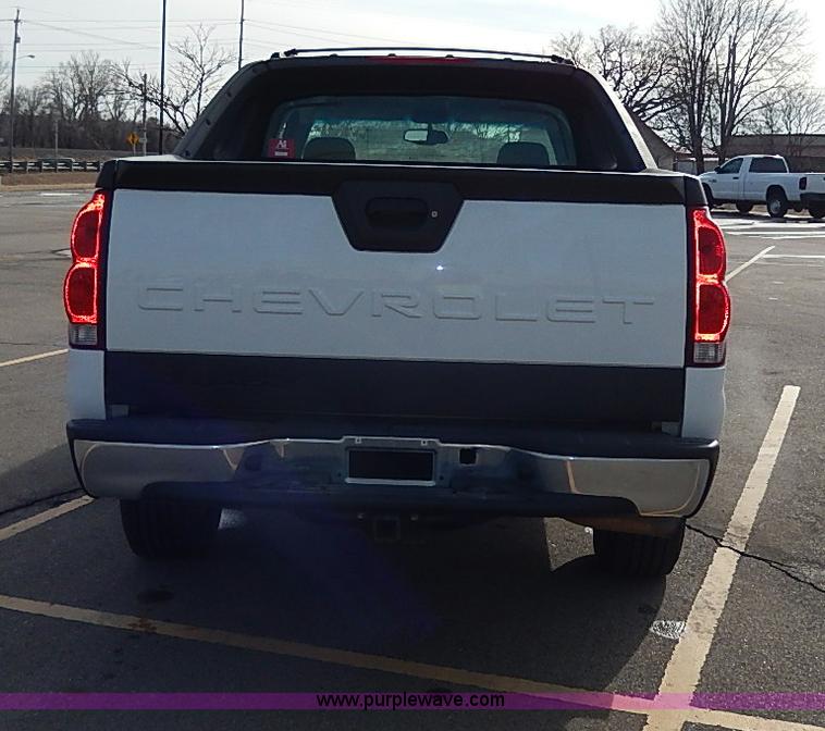 image for item I9358 2003 Chevrolet Avalanche 1500 pickup truck