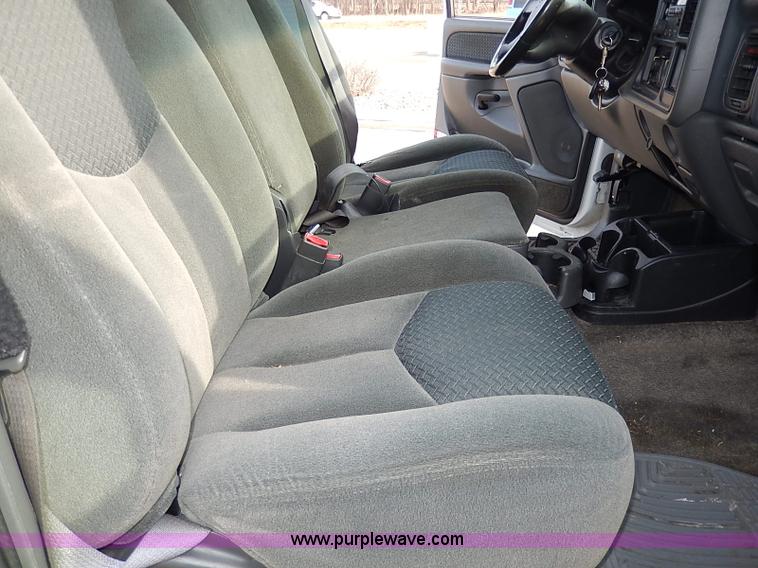 image for item I9358 2003 Chevrolet Avalanche 1500 pickup truck