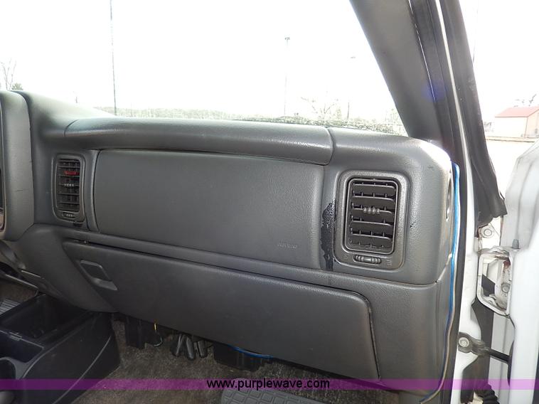 image for item I9358 2003 Chevrolet Avalanche 1500 pickup truck