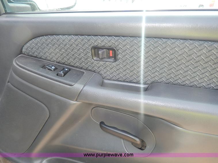 image for item I9358 2003 Chevrolet Avalanche 1500 pickup truck