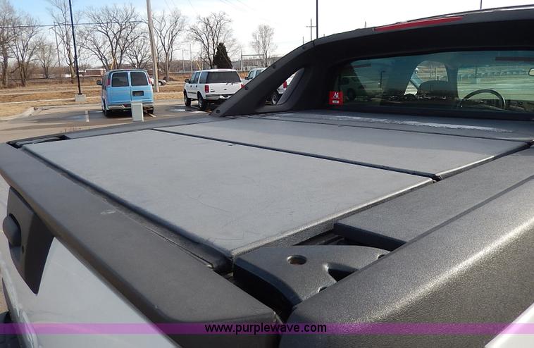 image for item I9358 2003 Chevrolet Avalanche 1500 pickup truck