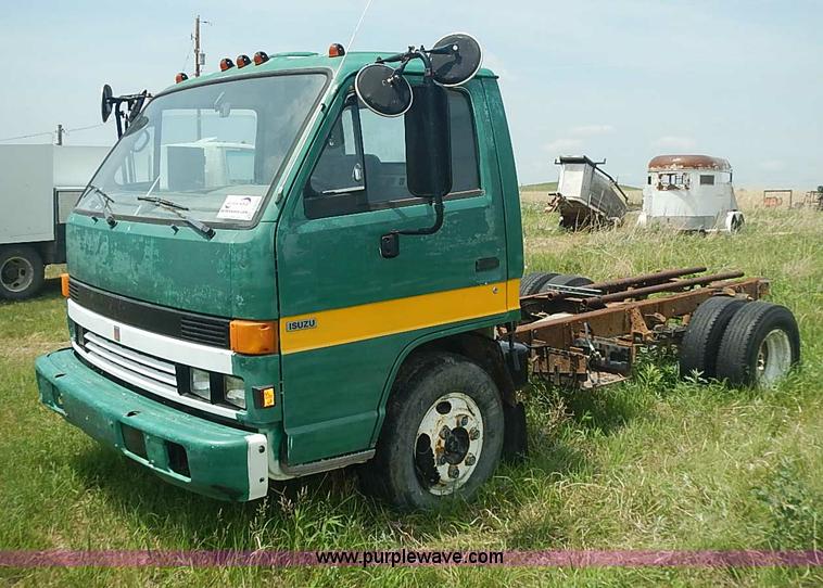 image for item J3220 1990 Isuzu NPR truck cab and chassis