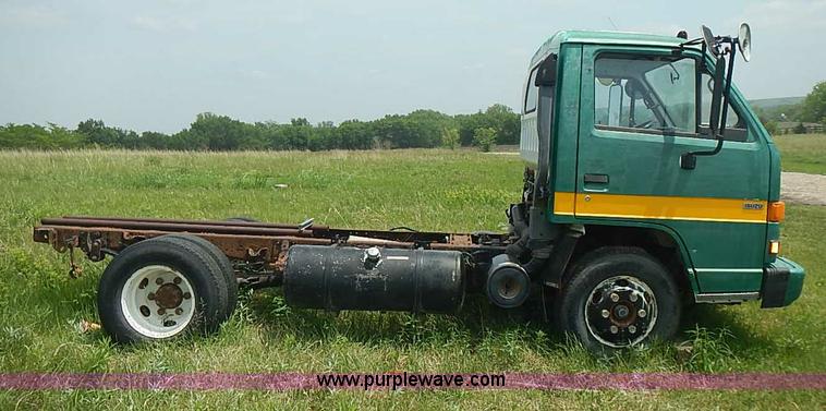 image for item J3220 1990 Isuzu NPR truck cab and chassis
