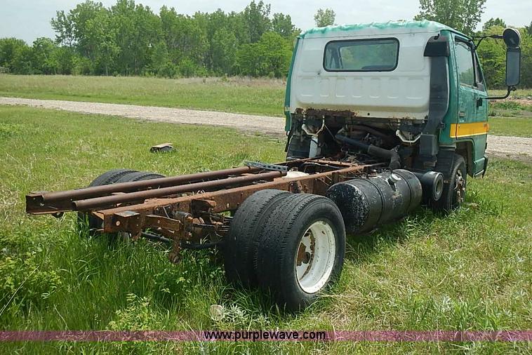 image for item J3220 1990 Isuzu NPR truck cab and chassis