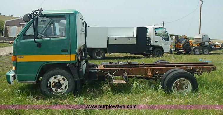 image for item J3220 1990 Isuzu NPR truck cab and chassis