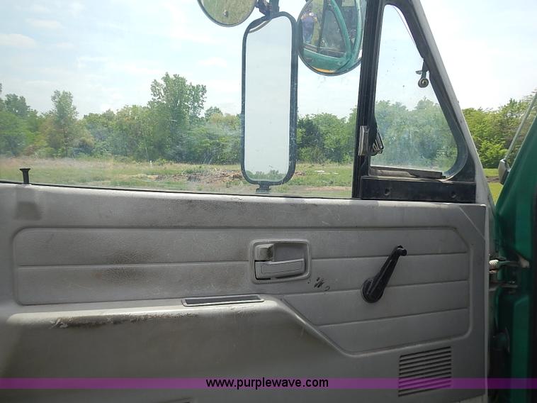 image for item J3220 1990 Isuzu NPR truck cab and chassis