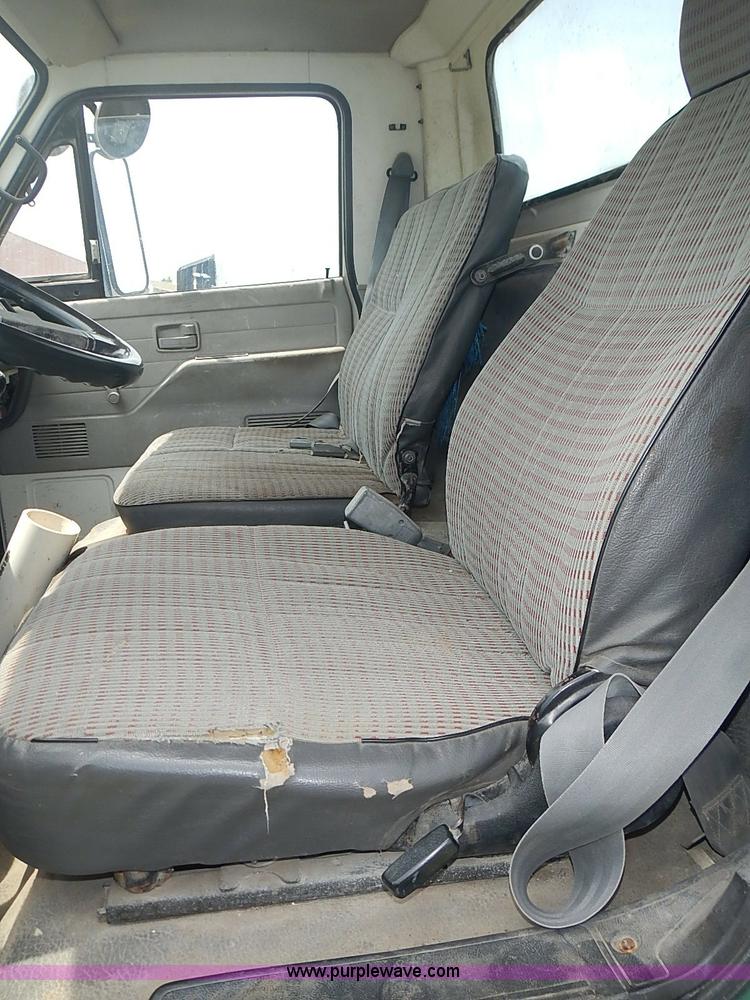 image for item J3220 1990 Isuzu NPR truck cab and chassis