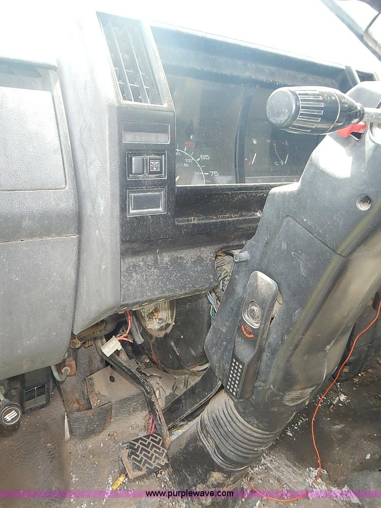 image for item J3220 1990 Isuzu NPR truck cab and chassis