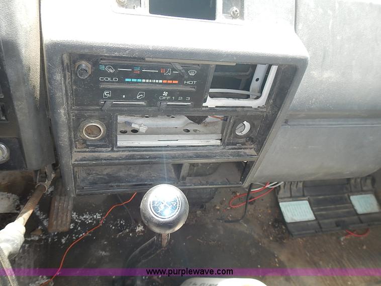 image for item J3220 1990 Isuzu NPR truck cab and chassis